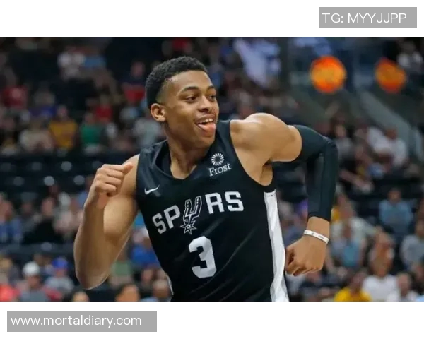 活力满满!凯尔登·约翰逊半场7中4拿到9分4板 正负值+5